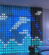 Cortina LED Nebula en tonos azules en un dormitorio
